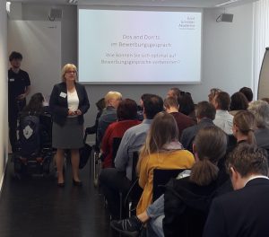 Mehr über den Artikel erfahren Bewerbungsmappen-Check und Bewerbungstipps beim Fachkräftetag Reutlingen